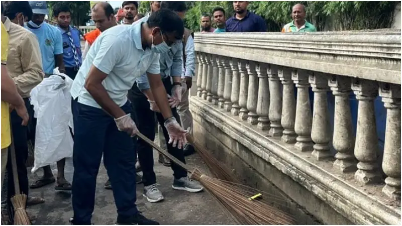 নিজ হাতে ঝাড়ু নিয়ে পরিচ্ছন্নতা অভিযানে ডিসি সারওয়ার